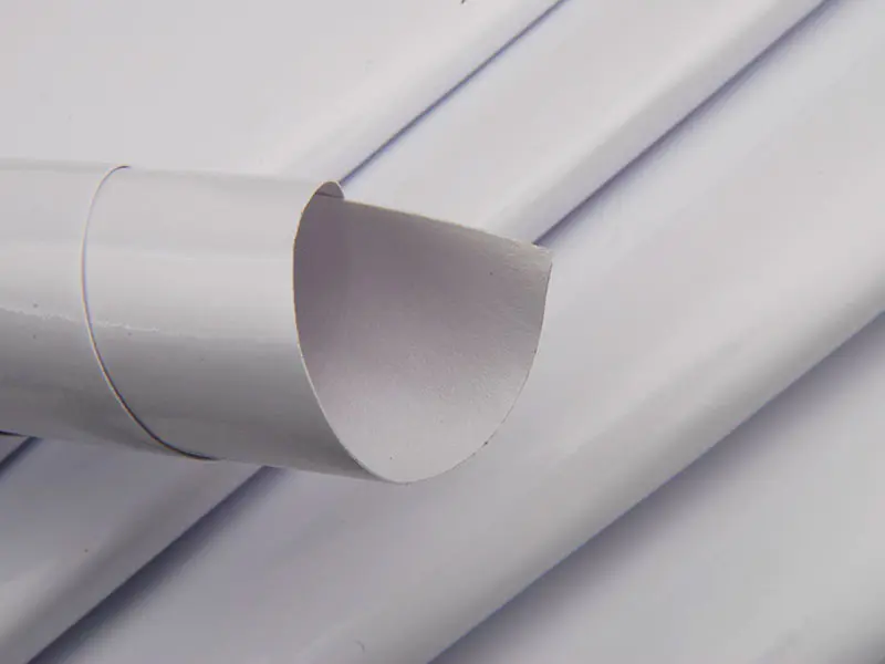 Role de vinil autoadezive pentru imprimare digitală albă 140 g/m²