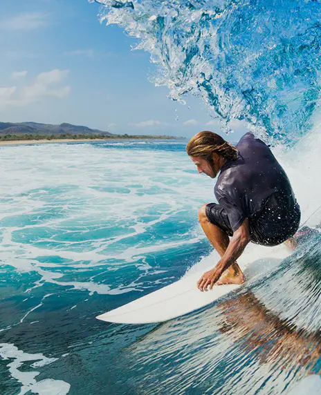 Surfing pe mare